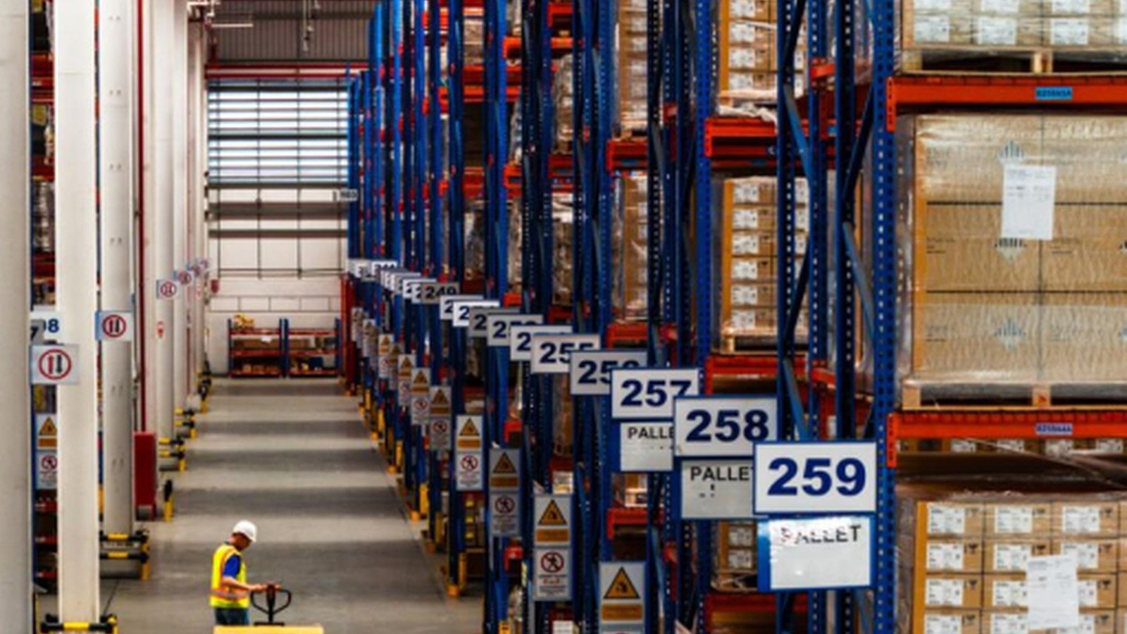 USA warehouse team handling ecommerce inventory